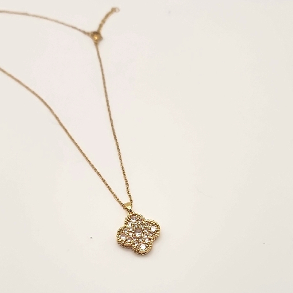 Elegant Gold Clover Necklace